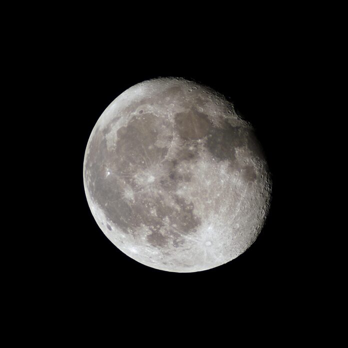 La luna si allontana